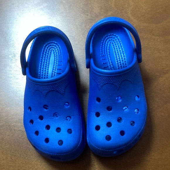 CROCS Shoes - CROCS unisex Women’s 6-7/Men’s 4-5; preowned with strap - blue